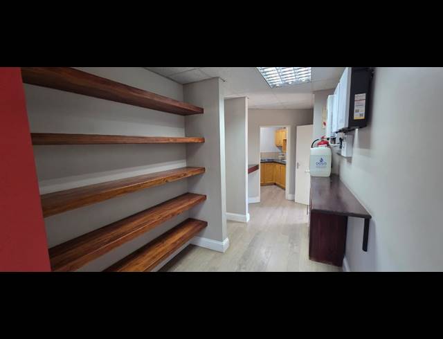 218M² OFFICE TO LET IN ROCKY DRIFT